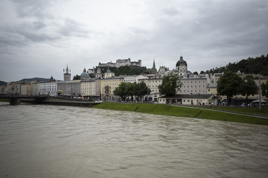 Blick über die Salzach auf die Altstadt – Festung Hohensalzburg im Hintergrund